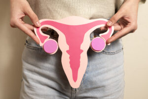femme tenant une illustration d'utérus